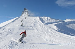 Matterhorn Ski Paradise - Skifahrer mit Berg Matterhorn im Hintergrund