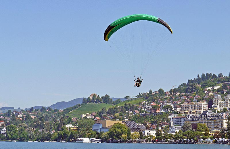 Gleitschirmfliegen am Genfer See