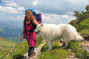 Mädchen bei ihrem Urlaub mit Hund in der Schweiz