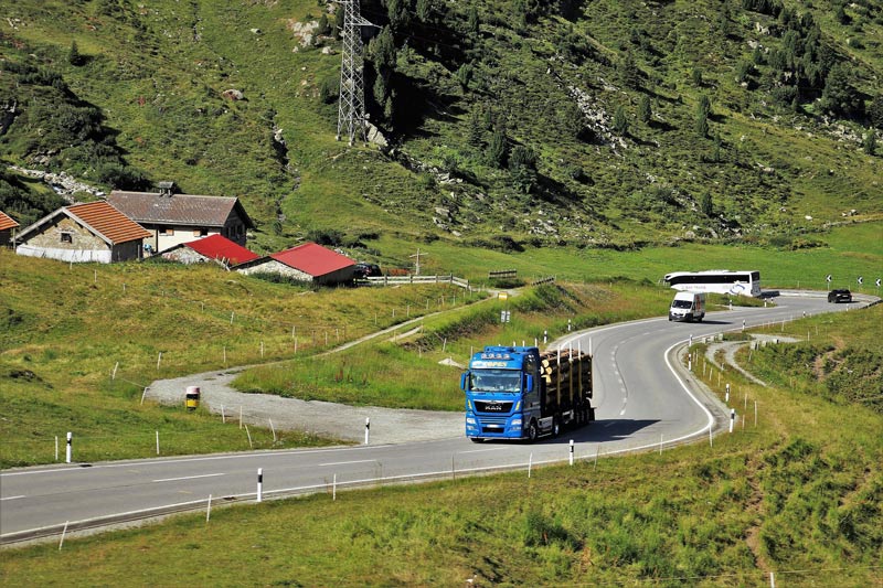 Verkehr auf der Autobahn in der Schweiz