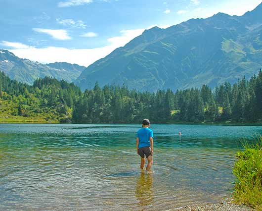 Erfrischendes Bad im Bergsee in der Schweiz